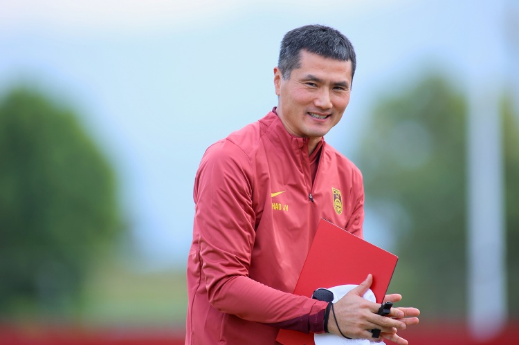 九游体育app官网-特巴斯：国足和中超都需要跻身世界前10 约60%的中国人都是足球迷